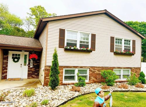 6 Stuyvesant Ct, Ballston Spa, NY, 12020-3061 | Card Image