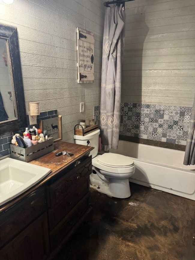 Full bathroom with shower / tub combo with curtain, toilet, and vanity | Image 5