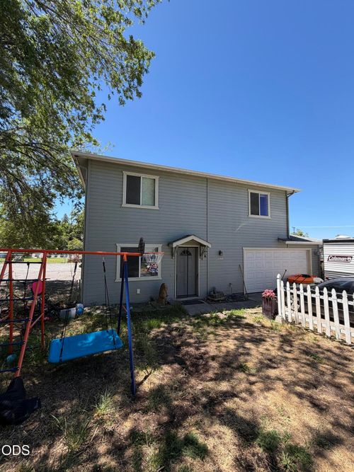 2055 Oregon Ave, Klamath Falls, OR, 97601-2125 | Card Image