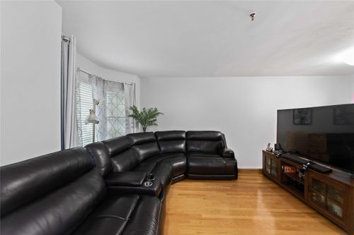 19 Laguna Ln, Staten Island, NY, 10303-2482 | Card Image