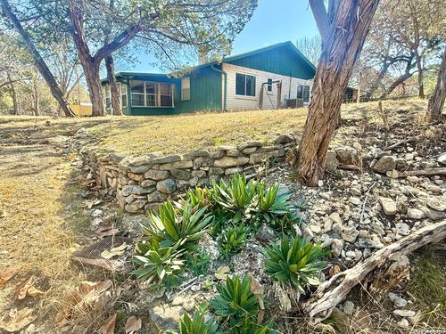 204 Aqua Vista Dr, Kerrville, TX, 78028-8886 | Card Image