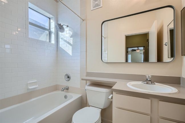 APT-1404 - 1201 Grove Blvd, Condo with 2 bedrooms, 3 bathrooms and 2 parking in Austin TX | Image 22