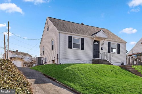 52 Seward Ln, ASTON, PA, 19014-2015 | Card Image