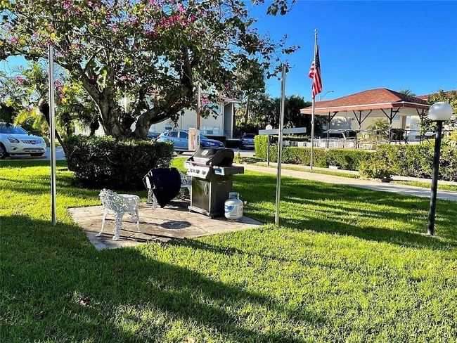 Courtyard w Barbeque -Patio View | Image 41