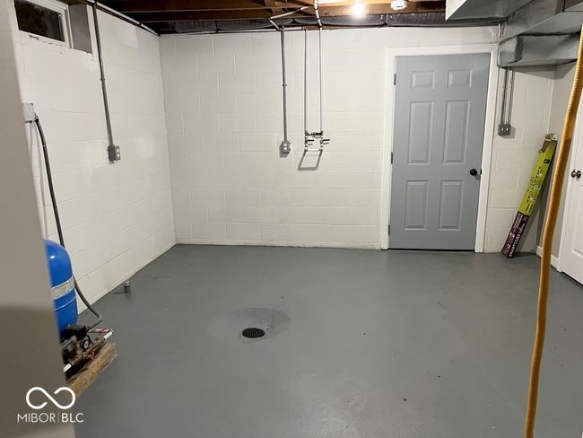 13'x16' Utility room that opens into the garage | Image 32