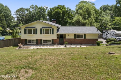 111 Mohawk Rd, Oak Ridge, TN, 37830-8223 | Card Image