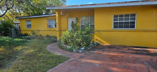 112 Newton Rd, West Park, FL, 33023-6170 | Card Image