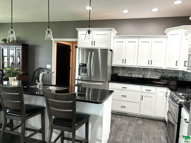 925 Sunrise Trl, House other with 5 bedrooms, 3 bathrooms and null parking in Sioux Center IA | Image 4