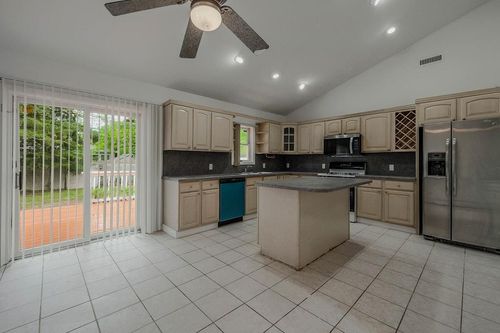 5 Charles St, Selden, NY, 11784-2101 | Card Image