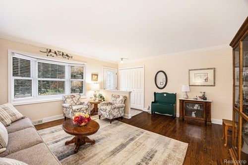 2705 Semloh St, Lake Orion, MI, 48360-2324 | Card Image