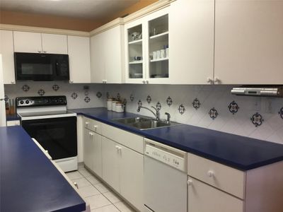 2220 - 5800 Sw 127th Ave, Condo with 2 bedrooms, 2 bathrooms and null parking in Miami FL | Image 3