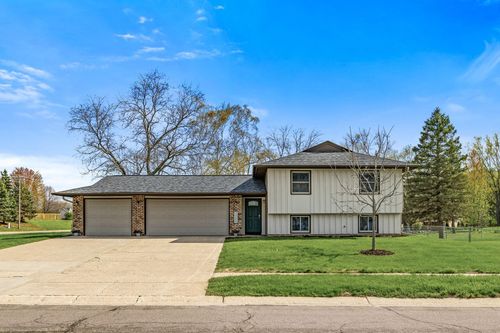 7020 Upper 139th St W, Apple Valley, MN, 55124-6106 | Card Image
