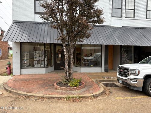 111 E Jackson St, Belzoni, MS, 39038-3641 | Card Image