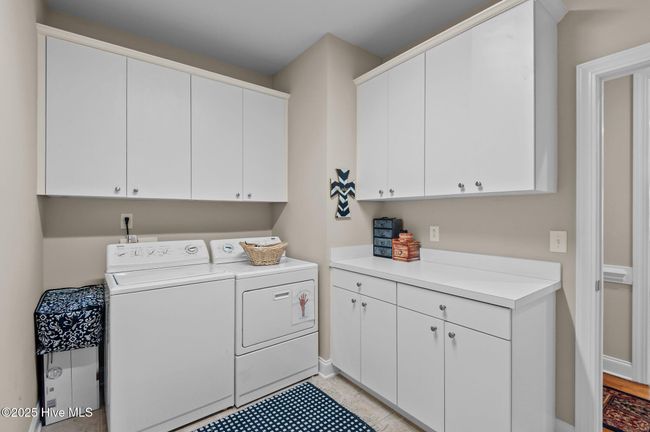 Washer/dryer room | Image 30