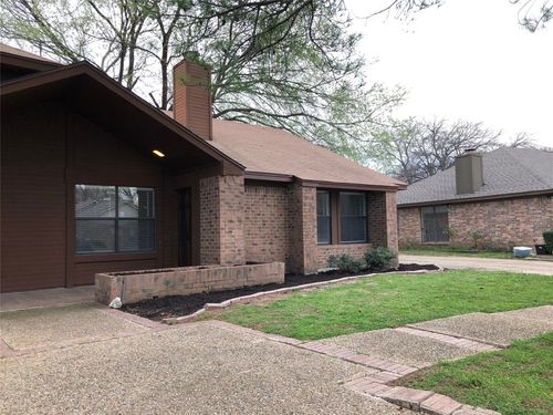 208 E Denton Dr, Euless, TX, 76039-3441 | Card Image