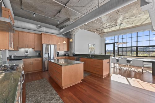 311 E Erie St, MILWAUKEE, WI, 53202-6040 | Card Image