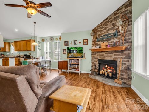 27 Gray Wolf Ln, Hendersonville, NC, 28792-7423 | Card Image