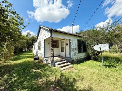 907 N Harrison St, West, TX, 76691-1115 | Card Image