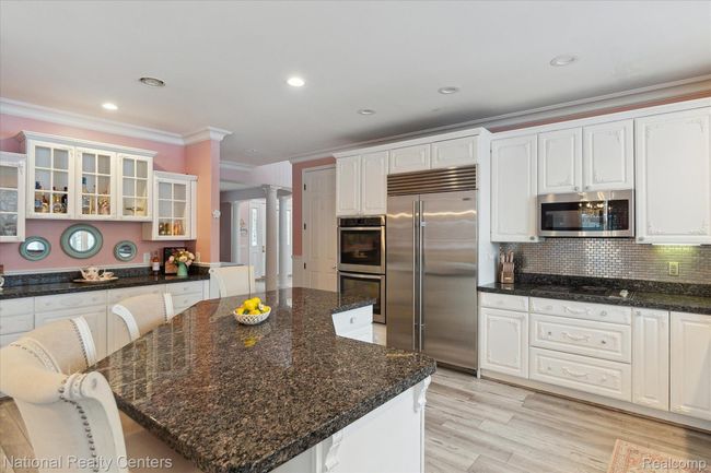 Large island in Kitchen | Image 10