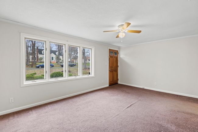 934 Matianuck Ave, House other with 3 bedrooms, 1 bathrooms and 4 parking in Windsor CT | Image 13