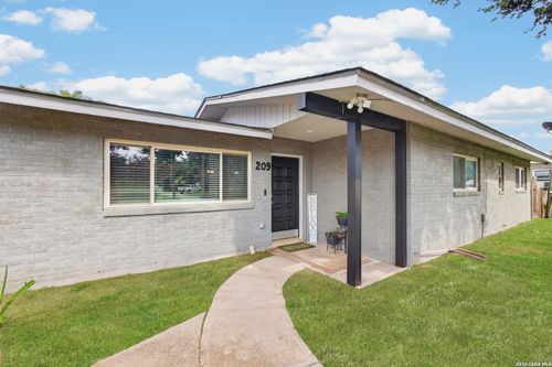 209 Greenlawn Ave, Pleasanton, TX, 78064-3923 | Card Image