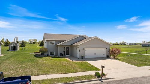 1117 Stockholm Ave, Marshall, MN, 56258-5561 | Card Image