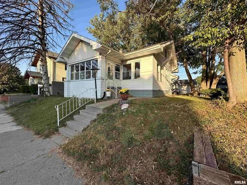 2215 Grand Ave, Davenport, IA, 52803-3058 | Card Image