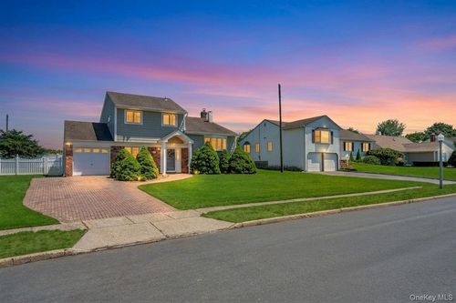 12 Sagebrush Ln, Kings Park, NY, 11754-3934 | Card Image