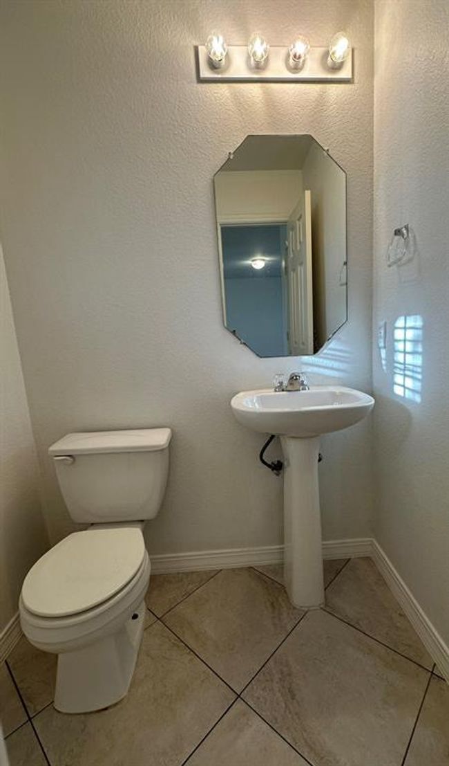 Bathroom with tile patterned​​‌​​​​‌​​‌‌​‌‌​​​‌‌​​‌‌​‌​​​​​‌ floors | Image 4