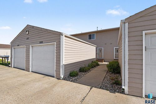 102-1811 S Sertoma Ave, Sioux Falls, SD, 57106-3818 | Card Image