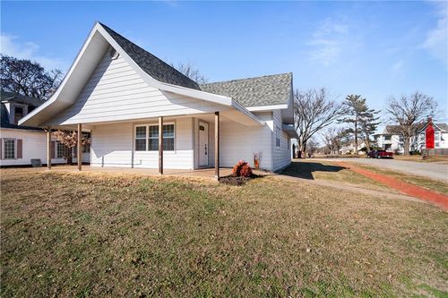 611 E 5th Ave, Caney, KS, 67333-2426 | Card Image