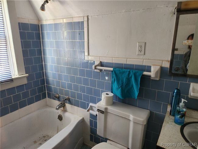 Upstairs bath | Image 28