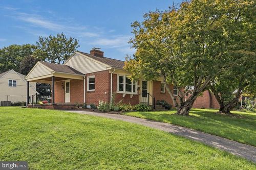 2240 New St, EAST PETERSBURG, PA, 17520-1525 | Card Image