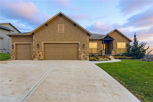 5920 National Dr, Parkville, MO, 64152-4913 | Card Image