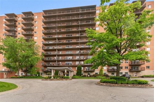 207-4550 Warwick Blvd, Kansas City, MO, 64111-1830 | Card Image