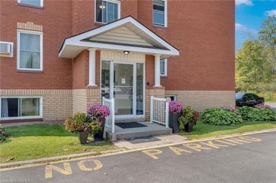 403 - 540 Talbot Pl, Home with 2 bedrooms, 1 bathrooms and 1 parking in Gananoque ON | Image 1