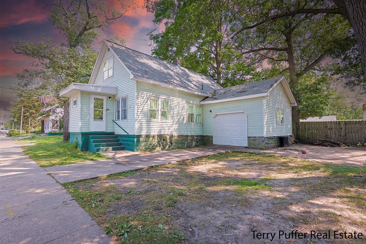Hackley Ave, Muskegon, MI 49444