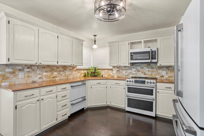230 Bent Tree Trl, House other with 3 bedrooms, 2 bathrooms and null parking in Burleson TX | Image 12