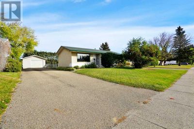 5648 55 Ave, House other with 5 bedrooms, 2 bathrooms and 4 parking in Lacombe AB | Image 2