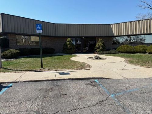 5040 Villa Linde Pkwy, Flint, MI, 48532-3445 | Card Image