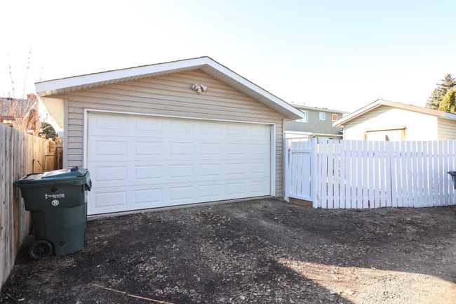 27 Ross Glen Place Se, Home with 3 bedrooms, 2 bathrooms and 3 parking in Medicine Hat AB | Image 34