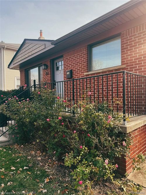 353 W Hudson Ave, Madison Heights, MI, 48071-3945 | Card Image