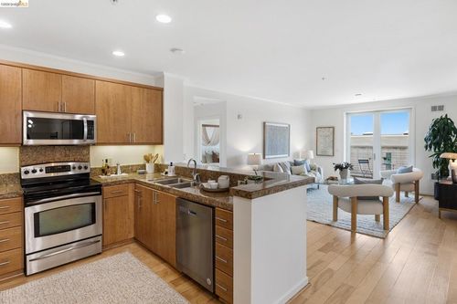 303-3090 Glascock St, Oakland, CA, 94601-2862 | Card Image