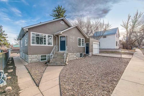 1061 Queen St Se, Medicine Hat, AB, T1A1B1 | Card Image