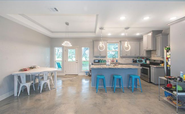 202 Horse Shoe Trl, House other with 3 bedrooms, 2 bathrooms and 2 parking in Angleton TX | Image 11
