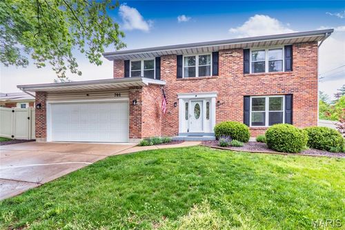 701 Oak Run Ln, Ballwin, MO, 63021-6179 | Card Image