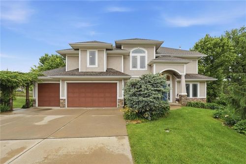 2910 Ne Viewpark Pl, Lee's Summit, MO, 64086-7106 | Card Image