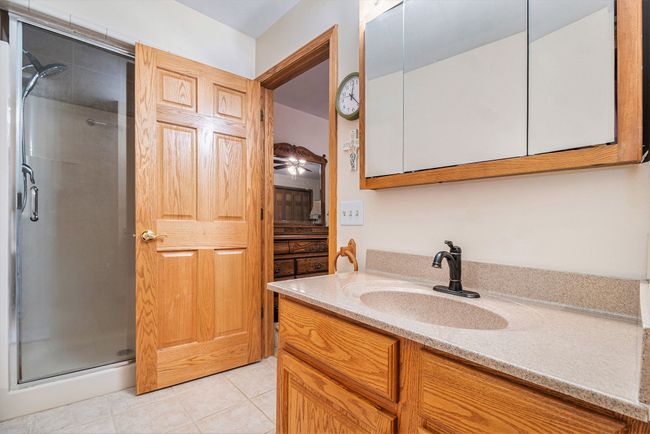 Main floor primary bath | Image 14