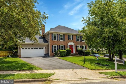 8995 Parliament Dr, Burke, VA, 22015-2151 | Card Image