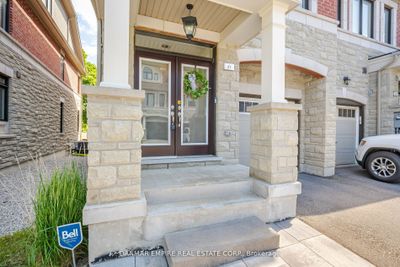 27 Hiawatha Crt, Home with 3 bedrooms, 4 bathrooms and 3 parking in Vaughan ON | Image 3